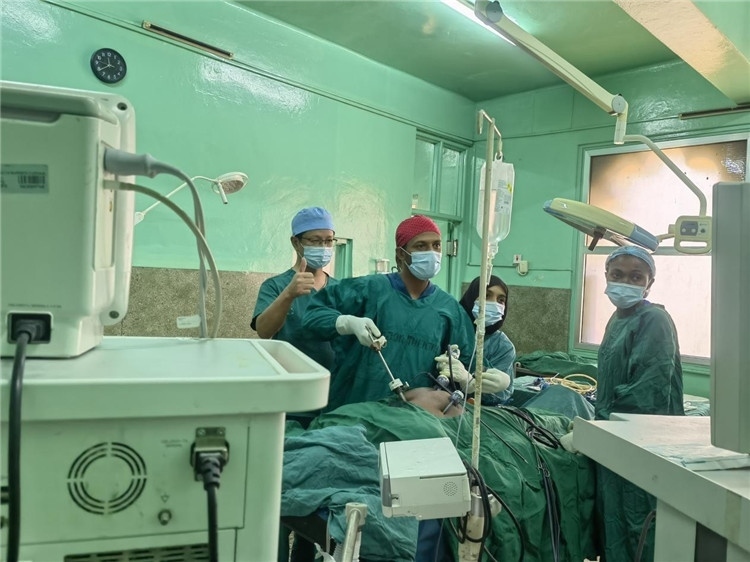 隊(duì)長(zhǎng)蔣國(guó)慶（左一）關(guān)注當(dāng)?shù)蒯t(yī)生手術(shù)情況。中國(guó)援桑醫(yī)療隊(duì)供圖