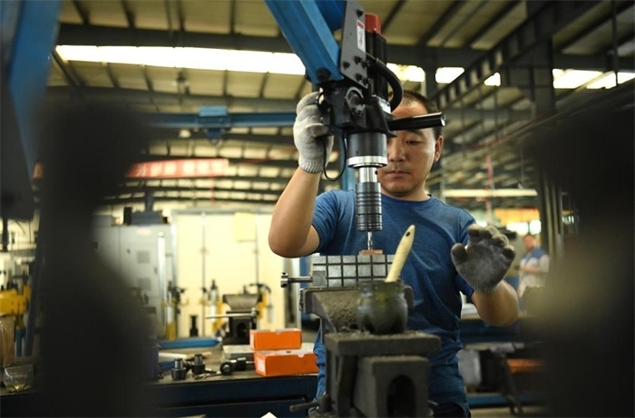 2024年7月30日，在長春吉林通用機械（集團）有限責(zé)任公司模具裝配生產(chǎn)線，鉗工在進行攻絲操作。近年來，吉林通用機械（集團）有限責(zé)任公司通過數(shù)字化改造、智能化升級提高生產(chǎn)效率，提升產(chǎn)業(yè)競爭力，已成為全球鋁加工汽車輕量化零部件知名供應(yīng)商，為奧迪、大眾、寶馬、奔馳、保時捷等多家品牌主機廠供應(yīng)零件。新華社記者柳文惠攝