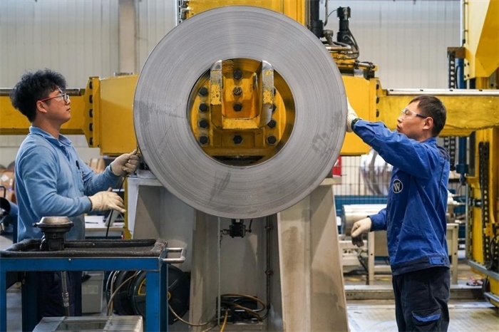 2023年3月16日，工人在位于太倉市高新區(qū)的威爾斯新材料（太倉）有限公司生產(chǎn)車間內(nèi)進行加工作業(yè)。新華社記者李博攝