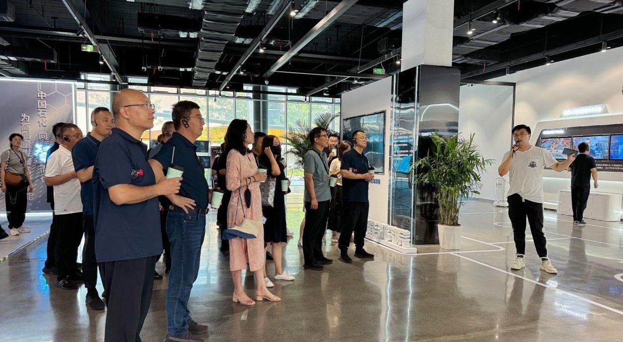 人民網(wǎng)“夢幻靈境”AI展演中心講解。人民網(wǎng) 王戰(zhàn)雄攝