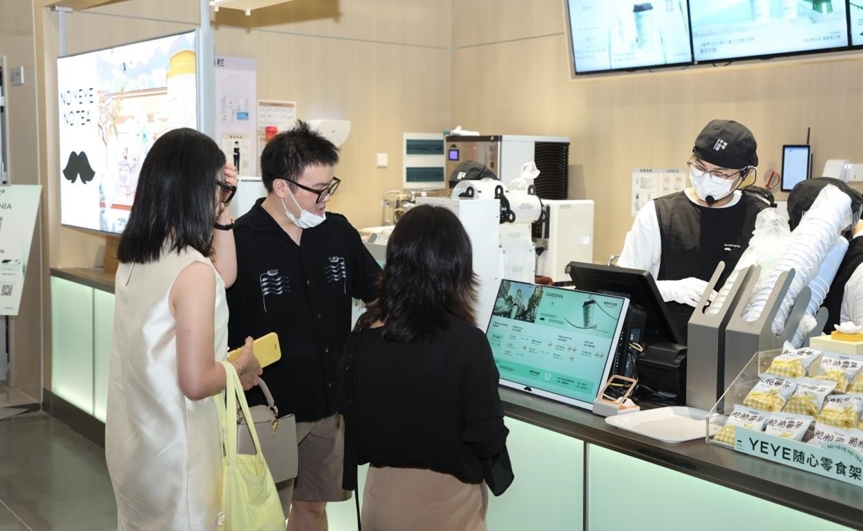 “爺爺不泡茶”奶茶品牌店。人民網(wǎng) 王戰(zhàn)雄攝