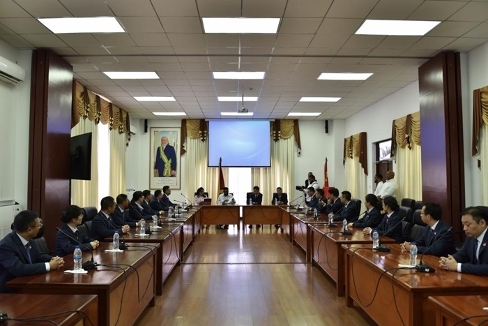 當(dāng)?shù)貢r(shí)間8月20日，圭亞那總統(tǒng)伊爾凡·阿里在圭亞那首都喬治敦鐘阿瑟會(huì)議中心會(huì)見了即將離任的中國（江蘇）第19期援圭亞那醫(yī)療隊(duì)。 中國（江蘇）第19期援圭亞那醫(yī)療隊(duì)供圖