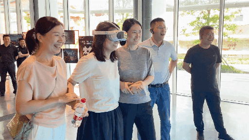 研學團成員正在用VR眼鏡體驗。人民網(wǎng) 王戰(zhàn)雄攝