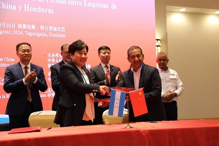 活動(dòng)現(xiàn)場(chǎng)。埃內(nèi)斯托·多明戈斯攝