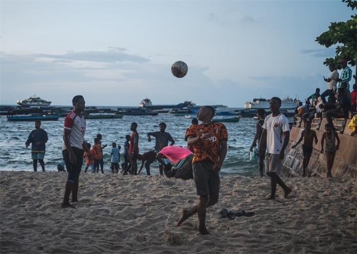 2023年12月31日，人們?cè)谔股Ｄ醽喩＝o巴爾島海濱踢球。新華社記者王冠森攝