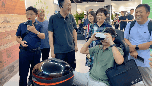 研學團成員正在用VR眼鏡體驗。人民網(wǎng) 王戰(zhàn)雄攝