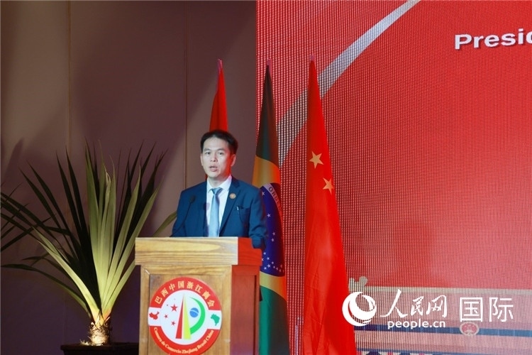 巴西中國浙江商會執(zhí)行會長陳翔廣宣讀賀電。人民網(wǎng)記者 陳海琪攝