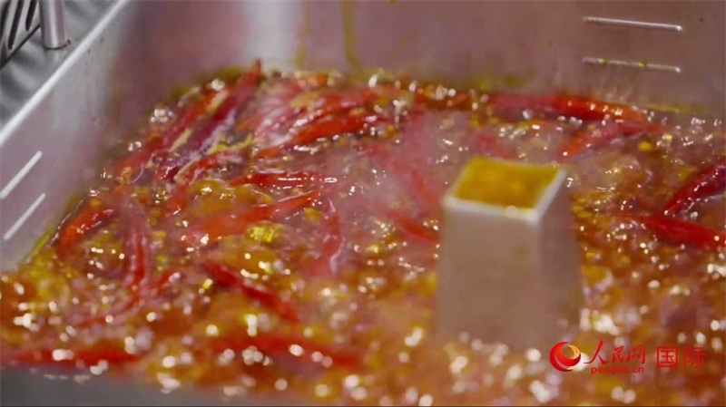 成都麻辣火鍋。人民網(wǎng)記者 張榮攝