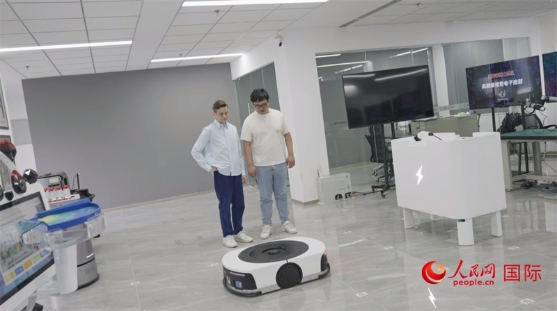 睿樂(lè)達(dá)機(jī)器人充電停車(chē)場(chǎng)。人民網(wǎng)記者 張榮攝