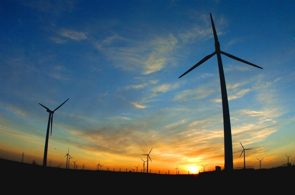 2005年，吉林省白城市通榆縣境內(nèi)幾十部風(fēng)力發(fā)電機(jī)組在工作。新華社發(fā)