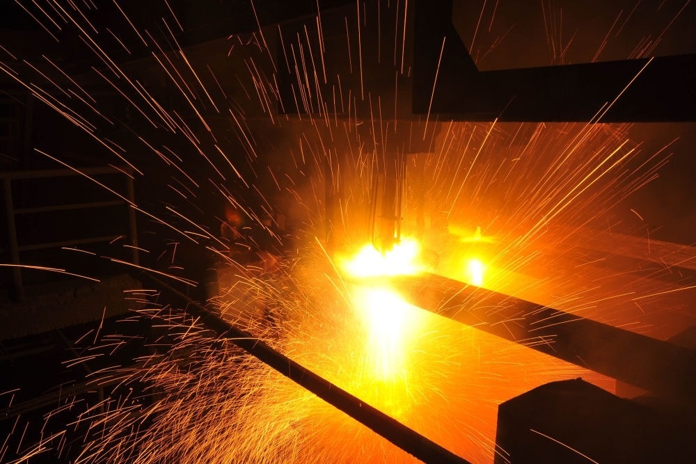 2015年3月10日，東北特鋼集團(tuán)大連基地生產(chǎn)的合金鋼連鑄坯進(jìn)行定尺切割。新華社發(fā)