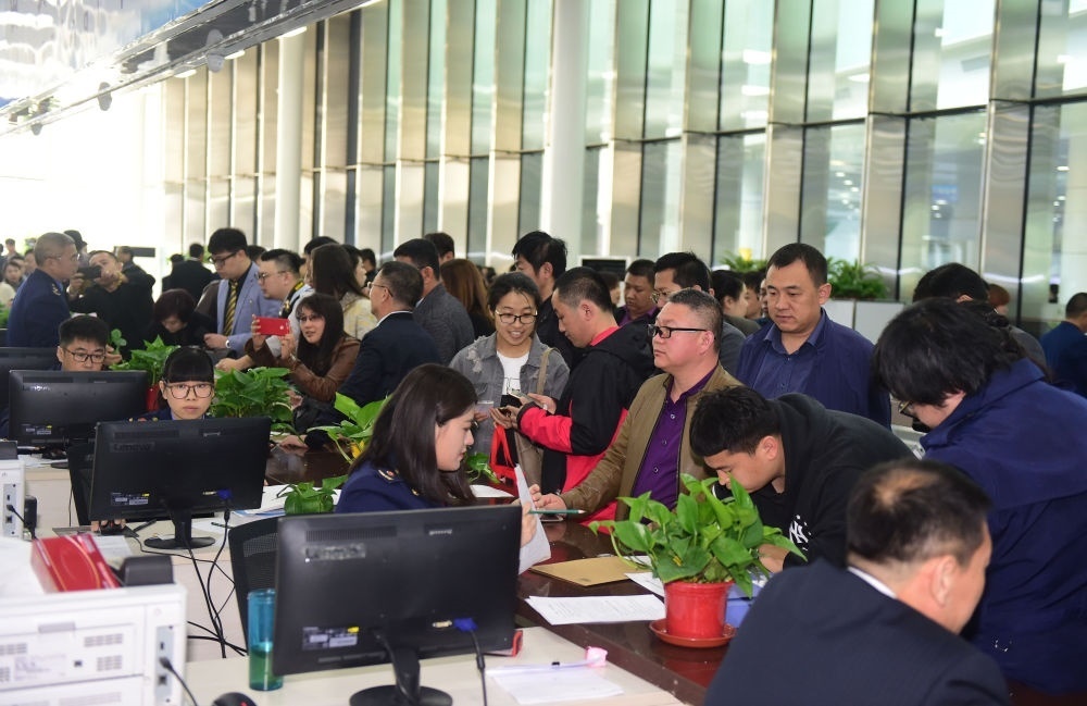2017年4月10日，中國（遼寧）自由貿(mào)易試驗(yàn)區(qū)沈陽片區(qū)揭牌當(dāng)日，眾多企業(yè)咨詢注冊。新華社記者楊青攝