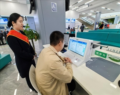 市民用電子范例填單臺(tái)錄入信息。人民網(wǎng)記者 周雯攝