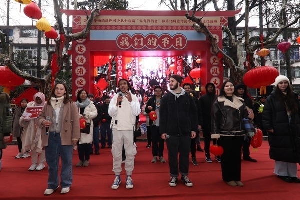 “熊貓叨叨”團隊參加上海四平社區(qū)“元宵行街會”。