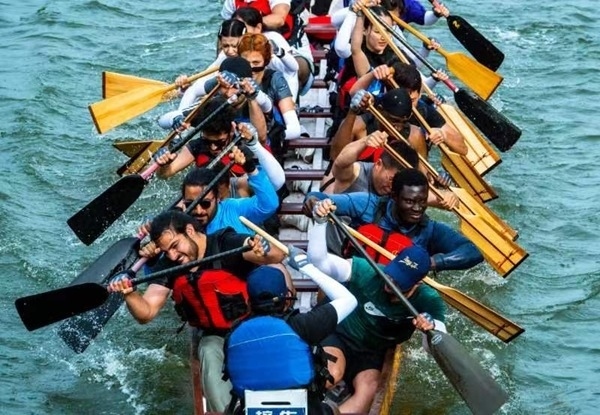 “熊貓叨叨”團隊參加龍舟比賽。