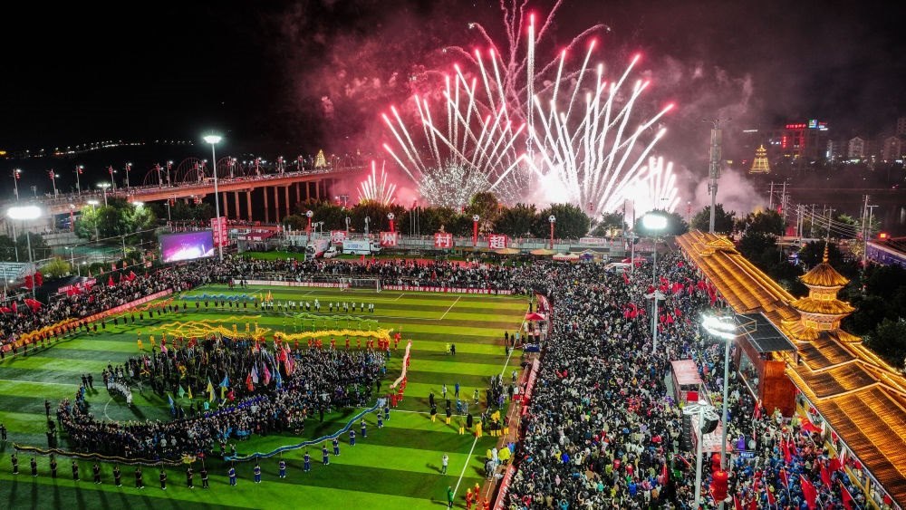 2024全國“村晚”示范展示活動(dòng)暨貴州“村超村晚”舉行音樂煙花秀表演（無人機(jī)照片，2024年2月3日攝）。新華社記者 劉續(xù) 攝