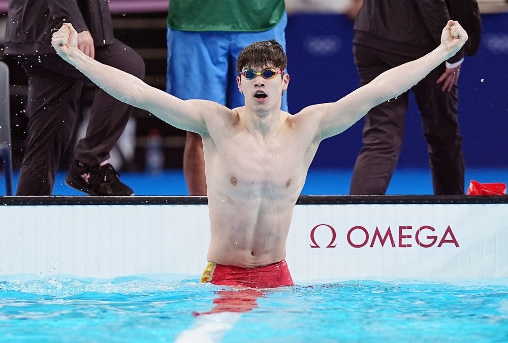 中國選手潘展樂在巴黎奧運(yùn)會(huì)游泳男子100米自由泳決賽后慶祝奪冠及打破世界紀(jì)錄（2024年7月31日攝）。新華社記者 杜宇 攝