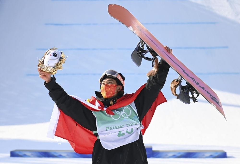 蘇翊鳴在北京2022年冬奧會(huì)單板滑雪男子大跳臺(tái)決賽奪冠后慶祝（2022年2月15日攝）。新華社記者 黃宗治 攝