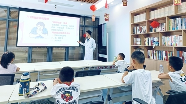 西安交通大學(xué)“筑夢(mèng)醫(yī)心·護(hù)佑三農(nóng)”實(shí)踐團(tuán)開(kāi)展健康科普。校方供圖