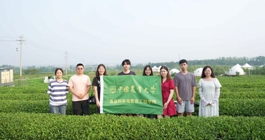 在山東日照，中國(guó)農(nóng)業(yè)大學(xué)食品學(xué)院實(shí)踐團(tuán)就農(nóng)業(yè)生產(chǎn)智能化設(shè)備、肥料選用等問(wèn)題開(kāi)展實(shí)地調(diào)研，并面向300余名村民陸續(xù)開(kāi)展4次科普宣講。校方供圖