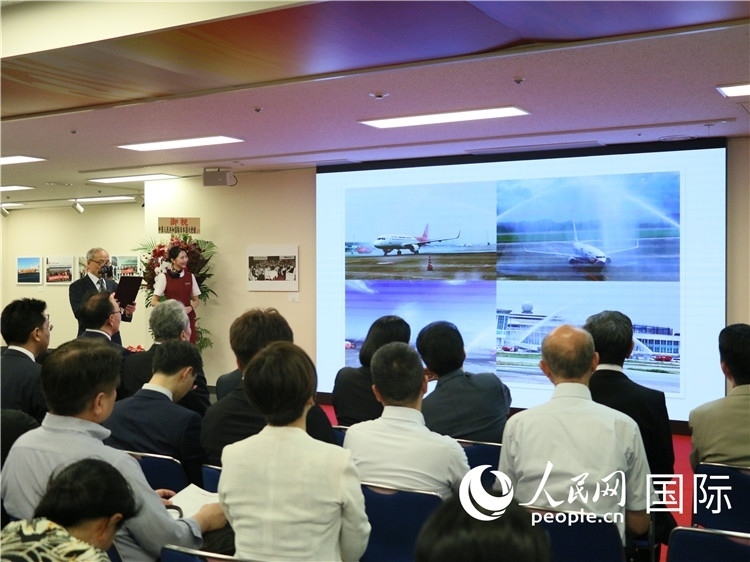 世界華人攝影聯(lián)盟副主席馮學(xué)敏現(xiàn)場(chǎng)點(diǎn)評(píng)。人民網(wǎng) 許可攝