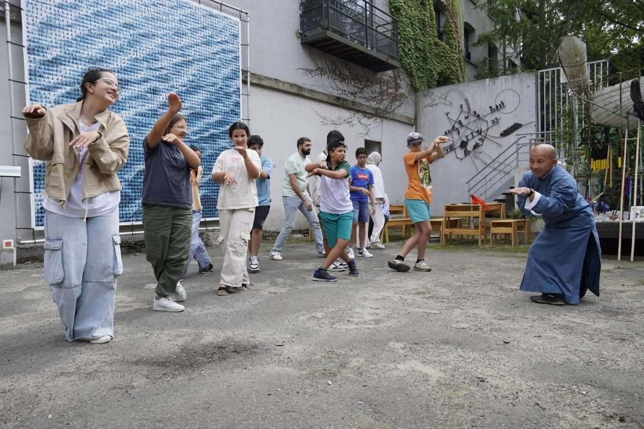 孩子們與魯汶大學(xué)武術(shù)老師，北少林長(zhǎng)拳傳人羅師傅學(xué)習(xí)中國(guó)功夫。比利時(shí)維他命文化傳媒供圖