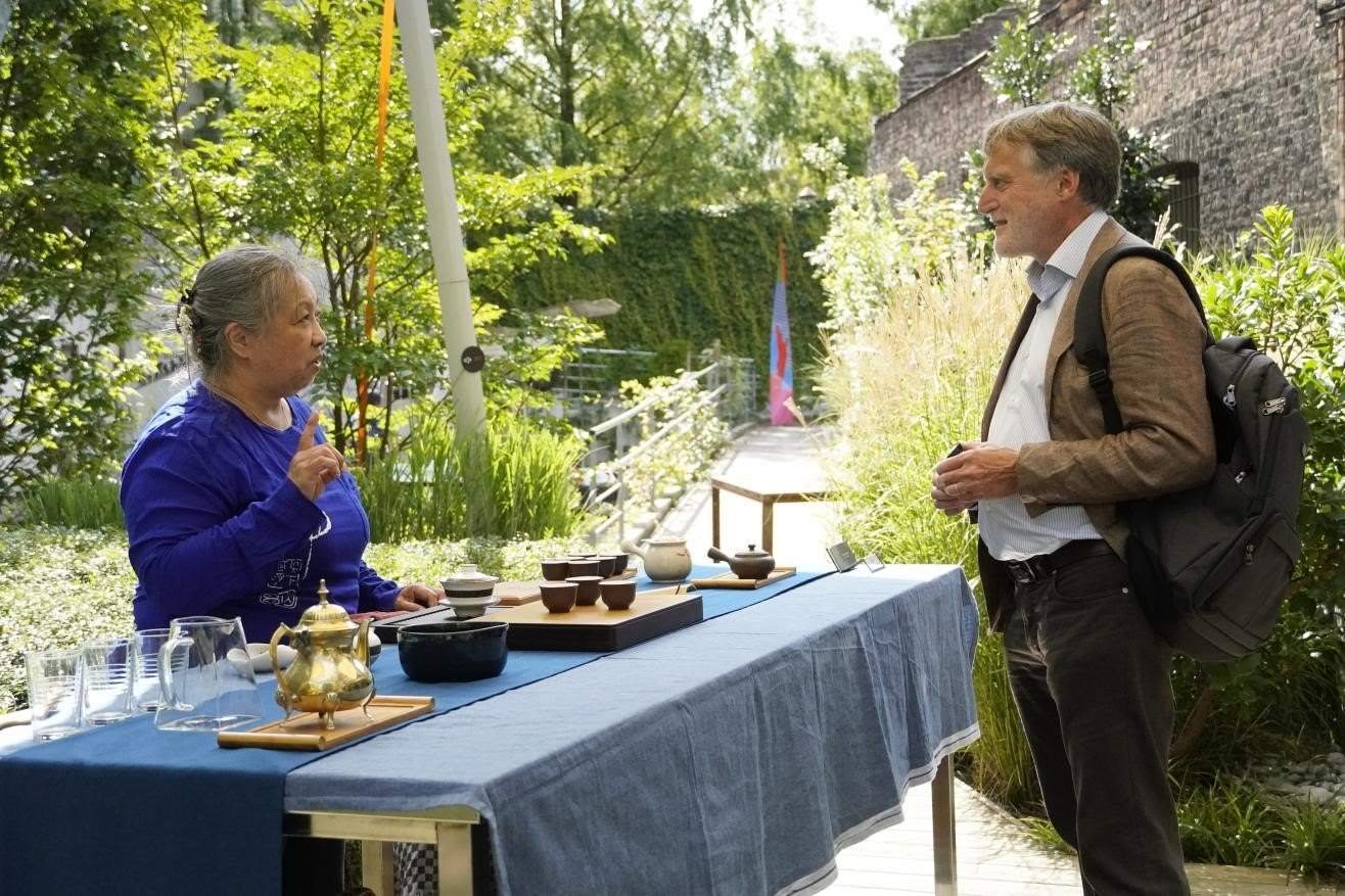 在博物館的戶(hù)外花園來(lái)賓品味中國(guó)茶藝。比利時(shí)維他命文化傳媒供圖