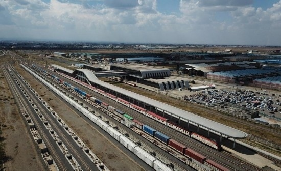 這是2023年9月在肯尼亞首都內(nèi)羅畢拍攝的蒙內(nèi)鐵路內(nèi)羅畢站（無人機照片）。新華社記者 韓旭 攝