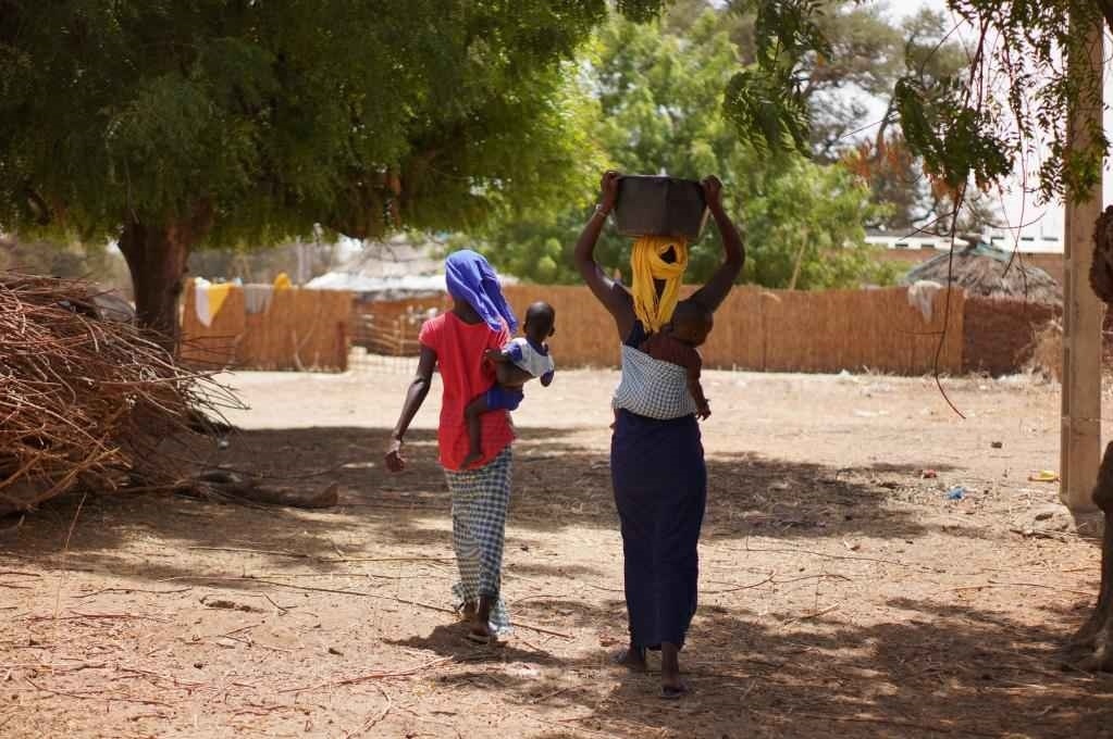 2023年3月20日，在塞內(nèi)加爾久爾貝勒區(qū)的泰內(nèi)富勒村，村民將取到的水運(yùn)回家。新華社記者 王子正 攝