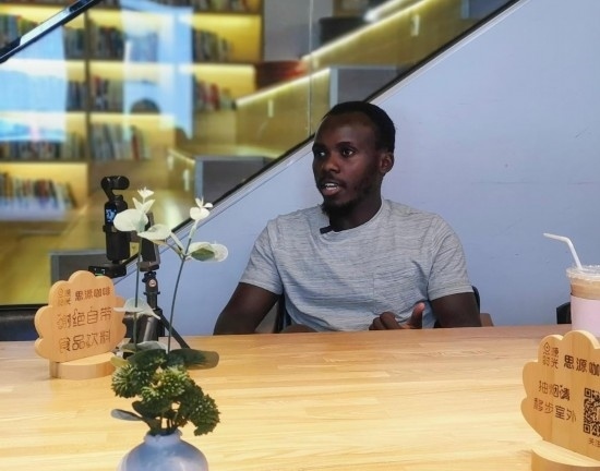 來自肯尼亞的北京交通大學(xué)留學(xué)生卡里烏在北京接受采訪（8月10日攝）。新華社記者 王小鵬 攝