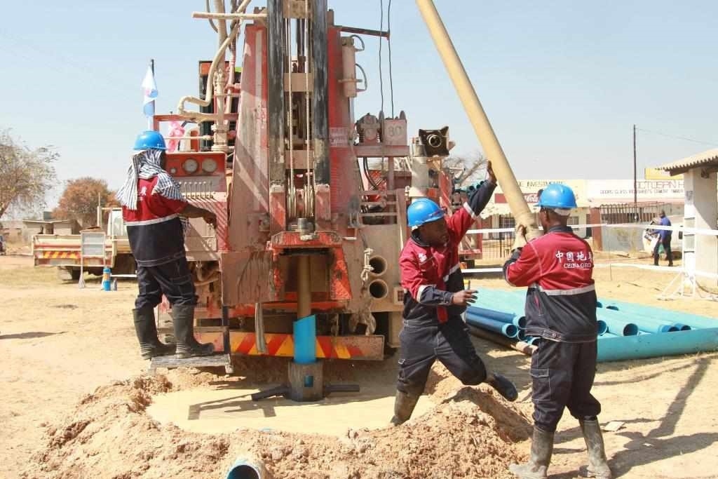 7月22日，工人在津巴布韋東馬紹納蘭省舉行的中國(guó)援津巴布韋300口水井項(xiàng)目開工儀式上鉆井。新華社發(fā)
