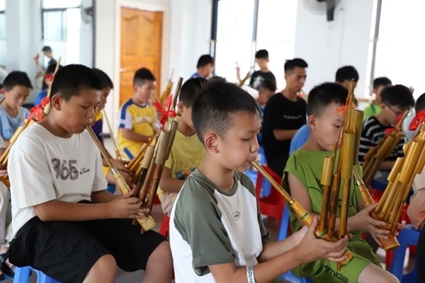 孩子們?cè)趯W(xué)吹蘆笙。融水縣文化館供圖