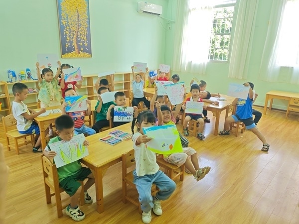 孩子們?cè)诠嫱泄馨嗌袭?huà)畫(huà)課。莫菲菲攝