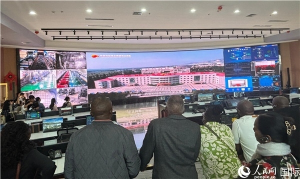 研討班一行在塔山煤礦參觀。人民網(wǎng) 曹欣悅攝