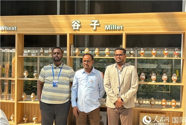 研討班成員在聽(tīng)取講解后合影留念。人民網(wǎng) 曹欣悅攝