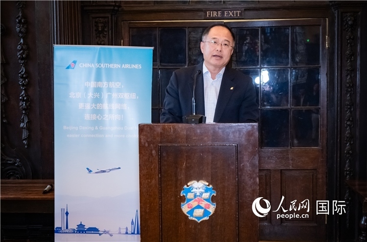 圖為中國(guó)駐倫敦旅游辦事處主任張力致辭。人民網(wǎng) 郭錦標(biāo)攝