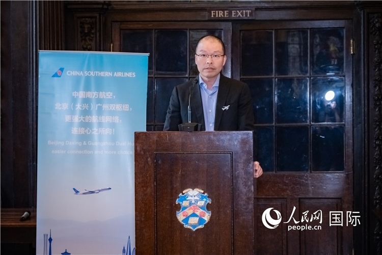 圖為中國(guó)南方航空倫敦營(yíng)業(yè)部總經(jīng)理陳珂致辭。人民網(wǎng) 郭錦標(biāo)攝