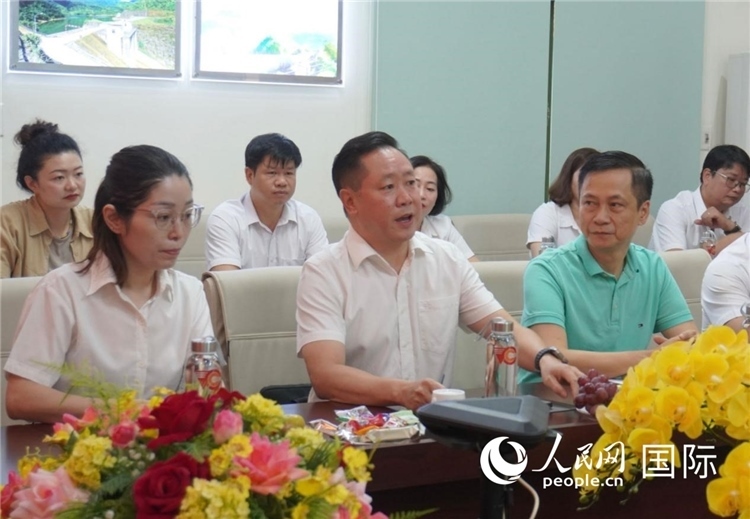 越中電力公司董事長李志雄（前排左二）介紹越南電力情況。葛沙莎攝