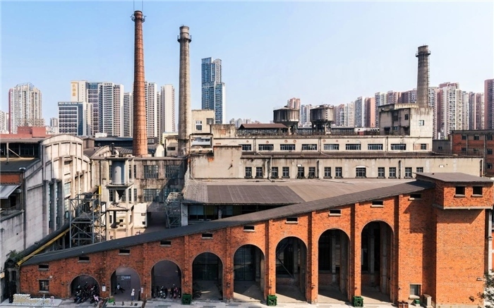 在原成都國營紅光電子管廠舊址上改建而成的東郊記憶園區(qū)南大門。大門既保留了老工業(yè)區(qū)的風貌，又融入了現(xiàn)代審美和創(chuàng)意，成為了園區(qū)一大亮點。資料圖片