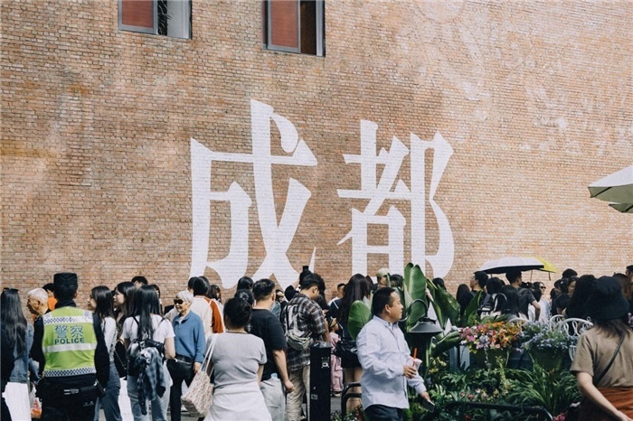 東郊記憶園區(qū)“成都墻”以巨大的“成都”字樣和獨特的藝術(shù)設(shè)計成為園區(qū)的網(wǎng)紅打卡地，吸引了眾多游客和市民前來參觀。資料圖片