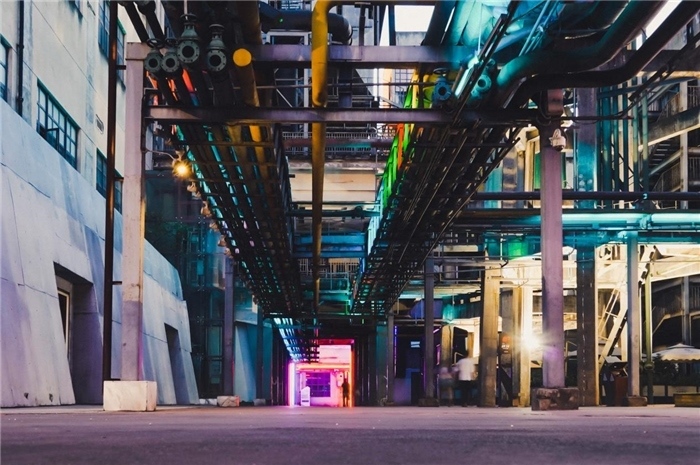 東郊記憶園區(qū)工業(yè)橫街完整地保留了園區(qū)的工業(yè)元素，如工業(yè)煙囪、動力管廊架和水塔等，形成了園區(qū)獨特的工業(yè)風景線。資料圖片