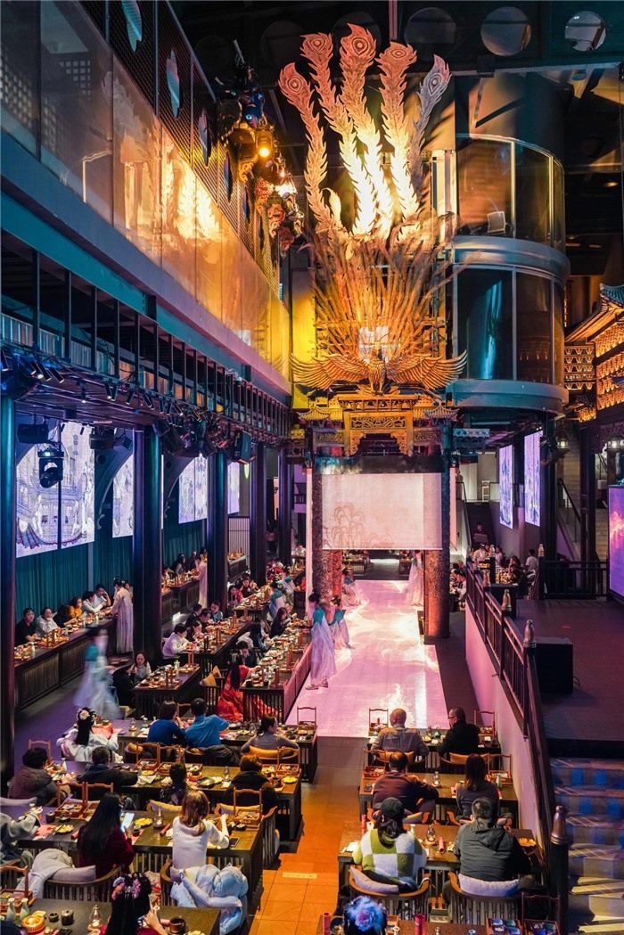 東郊記憶園區(qū)內(nèi)以蜀地文化為創(chuàng)作背景，溯源中國傳統(tǒng)宴飲儀禮打造的全景沉浸式漢文化主題餐秀。成都傳媒集團供圖