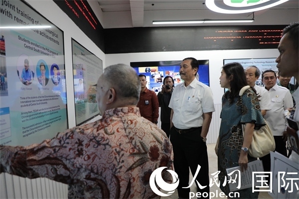 印尼對(duì)華合作牽頭人、統(tǒng)籌部長(zhǎng)盧胡特（中）參觀中國(guó)—印尼新能源材料與冶金工程技術(shù)聯(lián)合研究實(shí)驗(yàn)室。人民網(wǎng)記者曹師韻攝