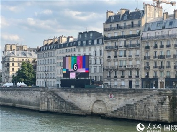 奧運會開幕式，安置在塞納河兩岸的大屏幕。人民網(wǎng)記者 何蒨攝