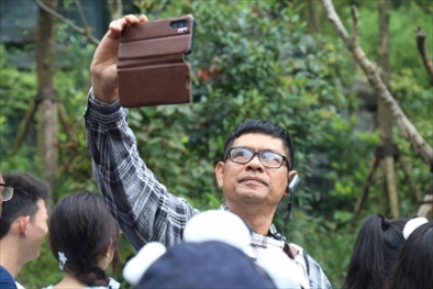 媒體考察團(tuán)成員在熊貓谷拍照“打卡”。（李佩藺 攝）