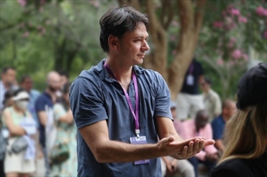 意大利逆流外交網(wǎng)站總編輯亞歷山大·比安奇學(xué)習(xí)青城太極。（李佩藺 攝）