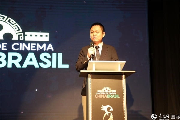 當(dāng)?shù)貢r(shí)間8月26日晚，中國駐里約總領(lǐng)館副總領(lǐng)事王尉育在第三屆中國－巴西電影展開幕式上致辭。 人民網(wǎng)記者 陳一鳴攝