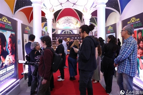 為期4天的第三屆中國－巴西電影展期間，來自中巴兩國的14部參展影片受到巴西電影愛好者和社會(huì)各界人士好評(píng)，圖為當(dāng)?shù)赜^眾在影展舉辦地巴西里約熱內(nèi)盧勞拉—阿爾維姆文化之家的迎賓廳欣賞參展電影海報(bào)。 人民網(wǎng)記者 陳一鳴攝
