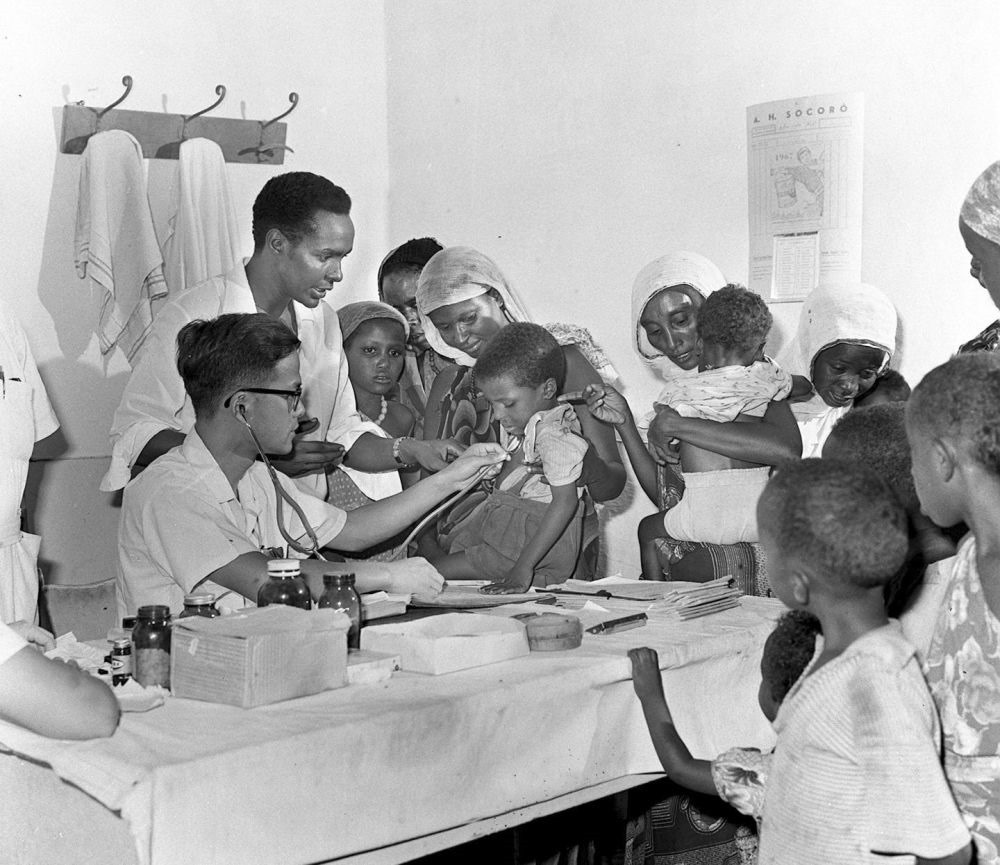 1968年4月，中國醫(yī)療隊醫(yī)生在索馬里阿弗戈依鎮(zhèn)巡回醫(yī)療時為當(dāng)?shù)貎和尾　? width=