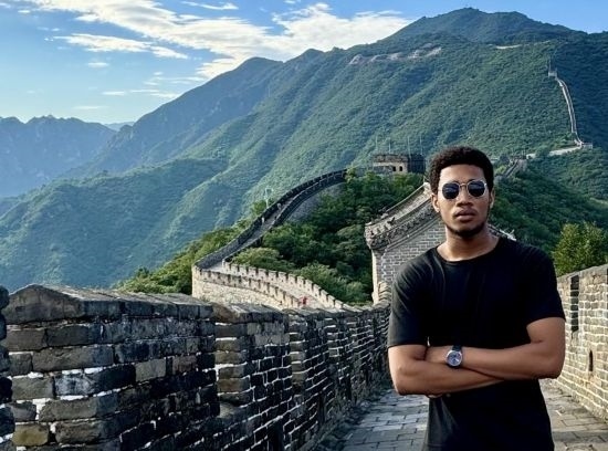 8月28日，尼日利亞青年阿米爾·阿希姆在慕田峪長(zhǎng)城留影。新華社發(fā)（清華大學(xué)供圖）